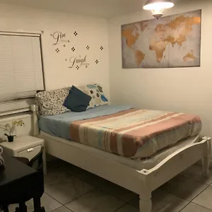 Homestay The Yellow Penthouse Llc, Las Vegas